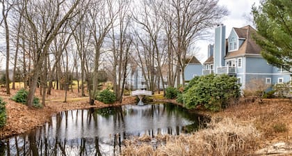 Peaceful Spa Villa Getaway - Hot Tub - 3 minutes to Mohegan Sun Casino
