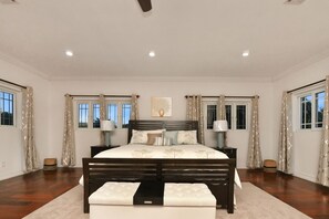 4 bedrooms, in-room safe, desk, iron/ironing board