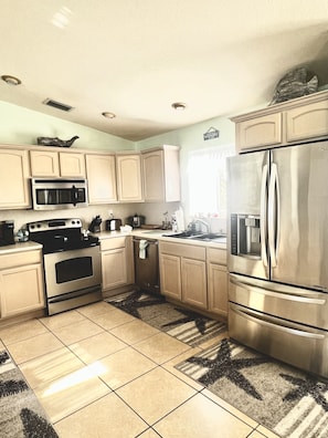 Coffee/tea maker, fridge, microwave, oven