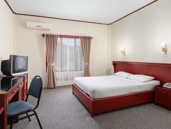 Työpöytä, kannettavalle tietokoneelle sopiva työtila, ilmainen Wi-Fi