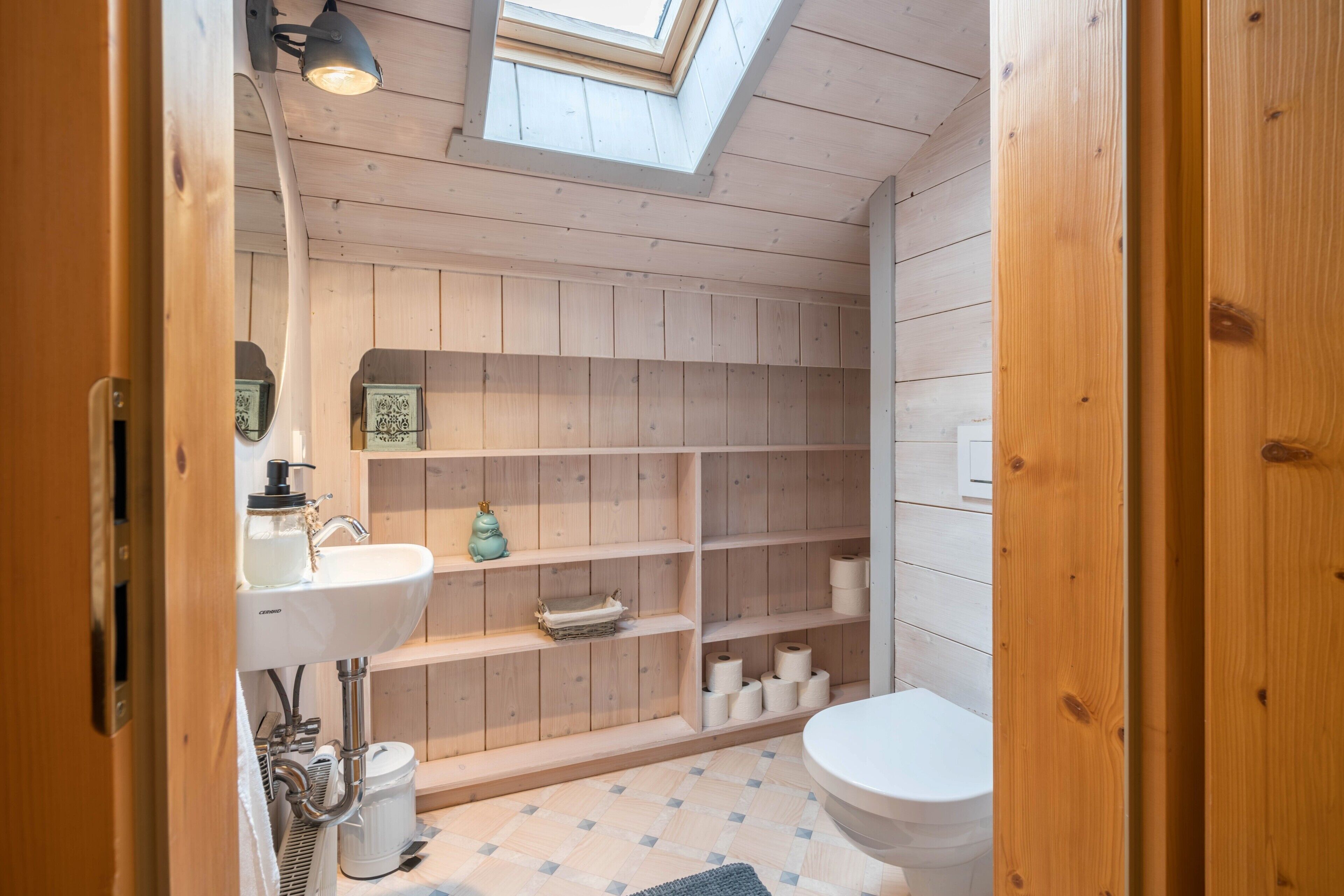 Dutxa, articles de tocador gratuïts, assecador de cabells i tovalloles 