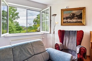 TV, fireplace, stereo