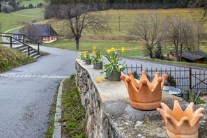 Property grounds - Holiday Home "Altes Pfarrhaus" with Private Garden & Wi-Fi (Vöhrenbach)