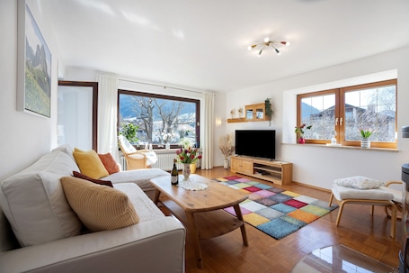 Fernseher, Kamin. Apartment 'Haus Bergliebe – Breitenbergblick' mit Bergblick, Balkon und WLAN