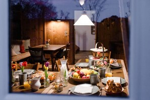 Una mesa de comedor dispuesta con varios platos, una jarrón y un candelabro.