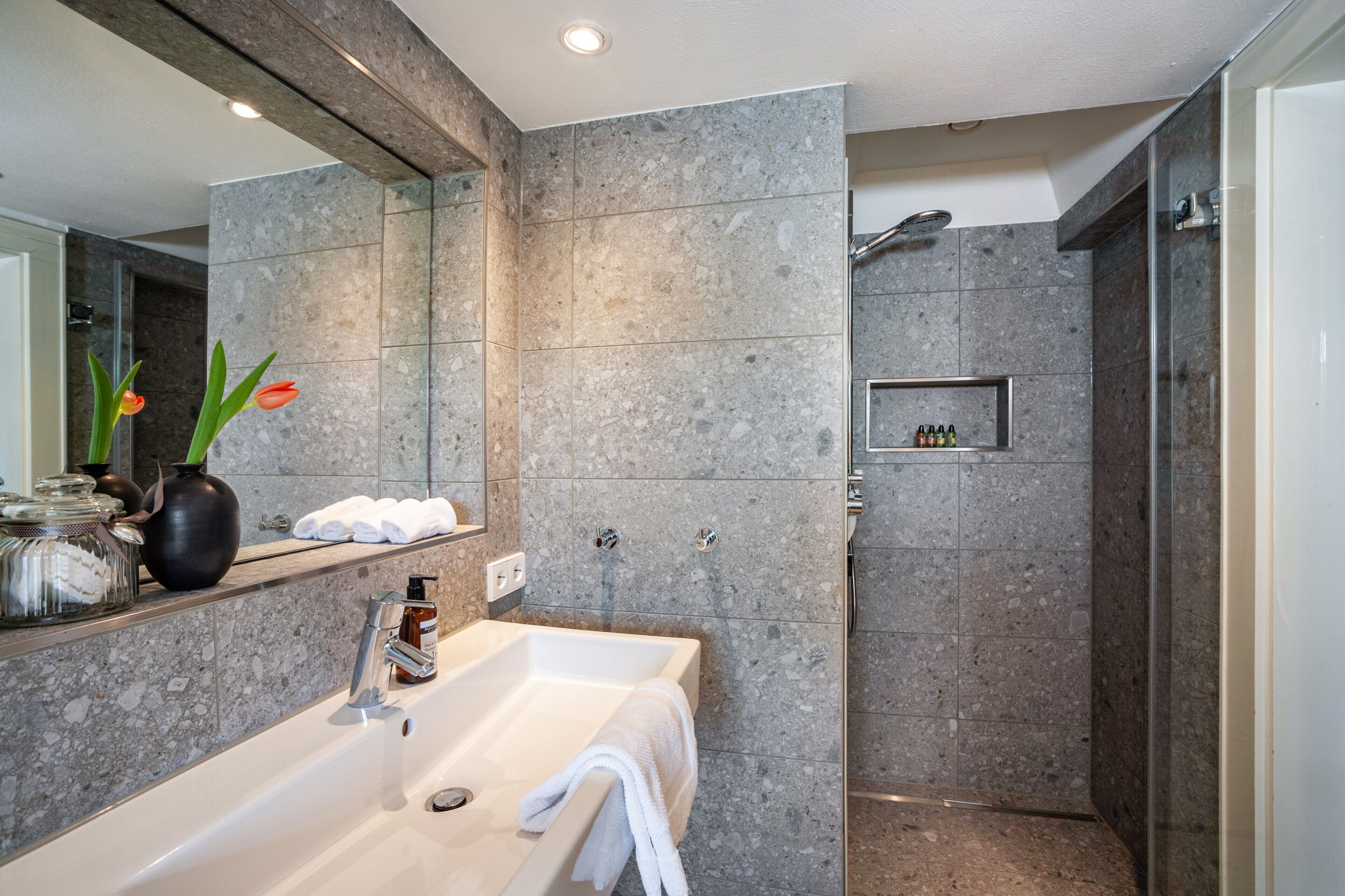 Badewanne, Haartrockner, Handtücher