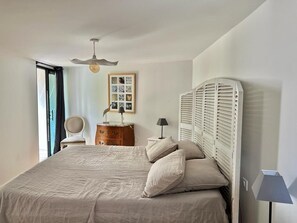 5 bedrooms, desk, iron/ironing board, travel crib