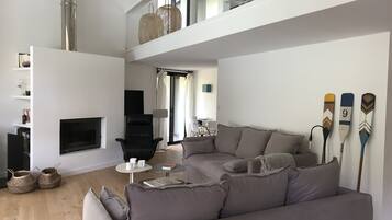 Télévision, table de tennis de table, livres, chaßne hi-fi