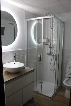Combined shower/bathtub, hair dryer, towels