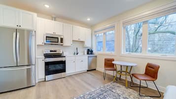 Kylskåp, mikrovågsugn, ugn och spishäll