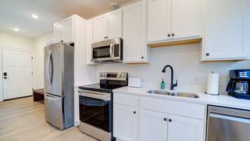 Kylskåp, mikrovågsugn, ugn och spishäll