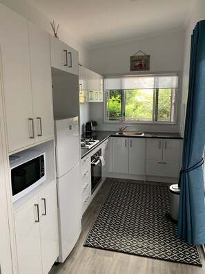 Refrigerador, microondas, horno y tetera eléctrica 
