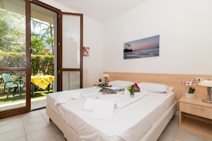 1 bedroom, bed sheets