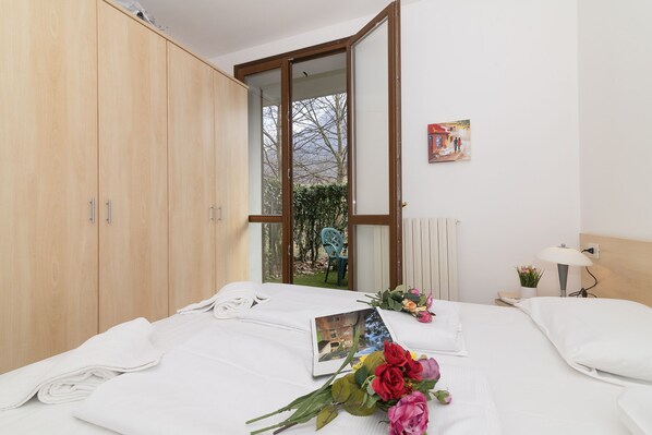 1 bedroom, bed sheets