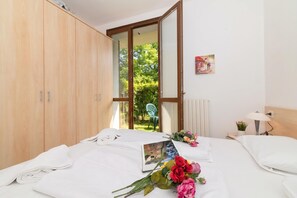 1 bedroom, bed sheets
