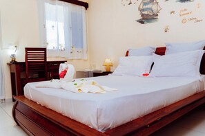 Minibar, escritorio, espacio para trabajar con laptop y wifi gratis 