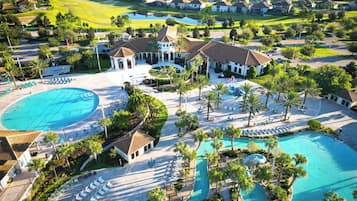 Utendørsbasseng og solsenger