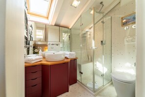 Apartemen | Kamar mandi | Perlengkapan mandi gratis, kloset, handuk, dan tisu toilet