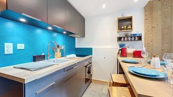 Fridge, oven, cookware/dishes/utensils