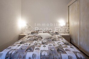 1 quarto, ferros/tábuas de passar roupa