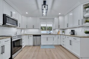 Fridge, microwave, oven, stovetop - Luxury 5BR/3BA w/ Heated Pool & Spa /Fire Pit/BBQ (Miami)