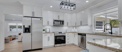 Geladeira, micro-ondas, fogão, cooktop