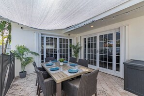 Outdoor dining - Luxury 5BR/3BA w/ Heated Pool & Spa /Fire Pit/BBQ (Miami)