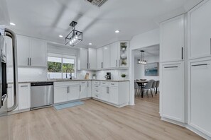 Fridge, microwave, oven, stovetop - Luxury 5BR/3BA w/ Heated Pool & Spa /Fire Pit/BBQ (Miami)