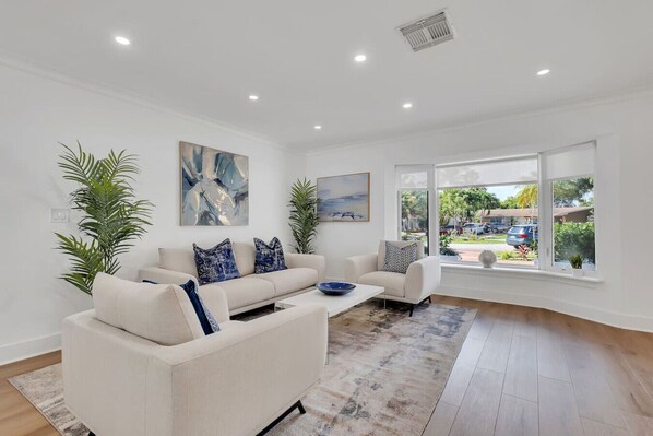 TV - Luxury 5BR/3BA w/ Heated Pool & Spa /Fire Pit/BBQ (Miami)