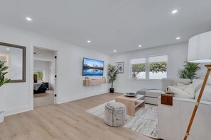 TV - Luxury 5BR/3BA w/ Heated Pool & Spa /Fire Pit/BBQ (Miami)