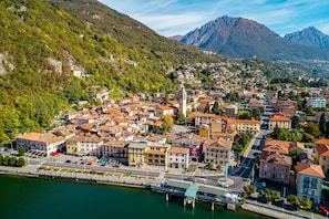 A town with a central square, a prominent tower, and a river.
