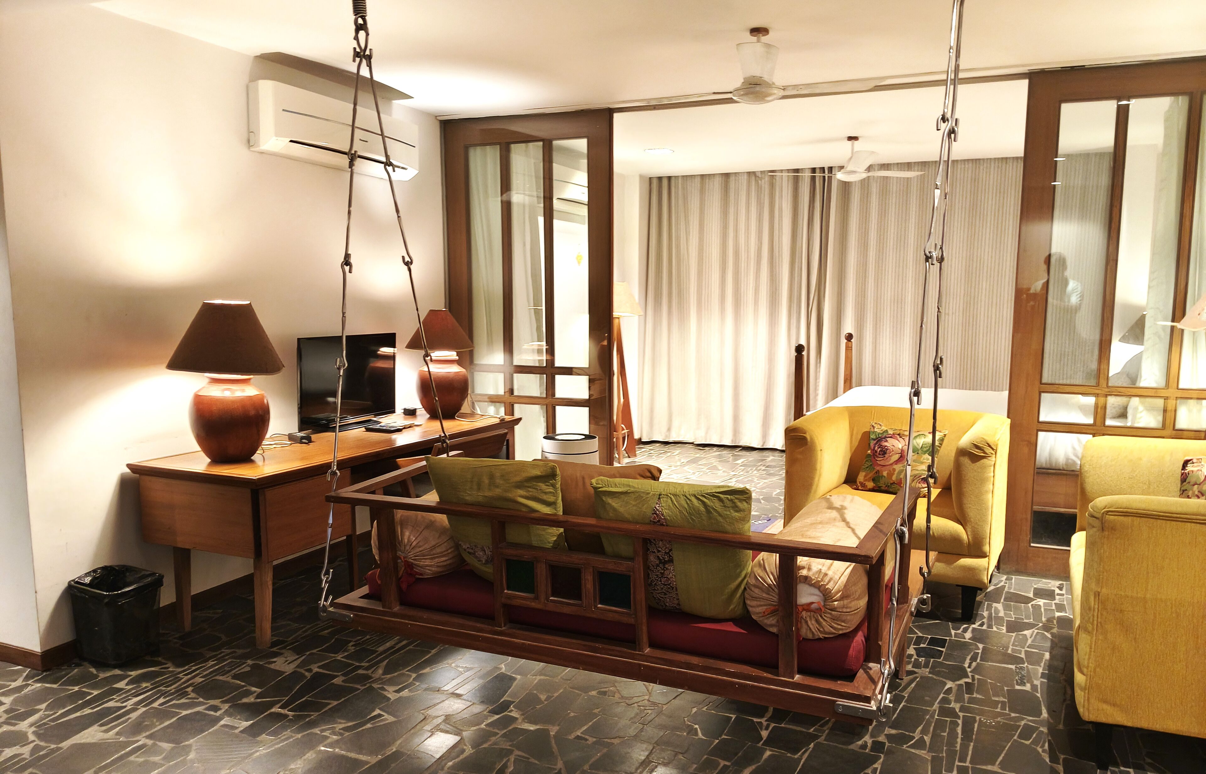 高级四人房 | 商务中心