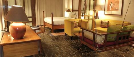 Superior fyrbäddsrum | Minibar, skrivbord, arbetsyta för laptop och ljudisolering