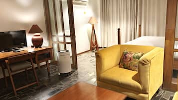 Habitación cuádruple superior | Minibar, escritorio, espacio para trabajar con laptop y insonorización