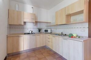 Geladeira, micro-ondas, cooktop, cadeirão de bebê