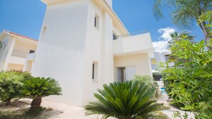 A modern building with a flat roof, a balcony, and a door. - Protaras Delfini Villa Dv4 (Protaras)