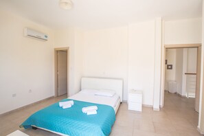 3 bedrooms, iron/ironing board, internet, bed sheets