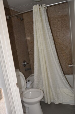 Free WiFi, bed sheets - My Home & Suites Covington (Covington)