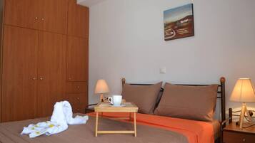 House | 2 bedrooms, iron/ironing board, free WiFi, bed sheets