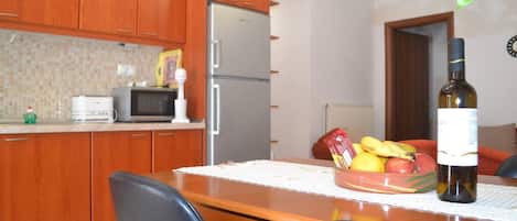 Maison | Cuisine privée | Réfrigérateur, four à micro-ondes, un four, surface de cuisson
