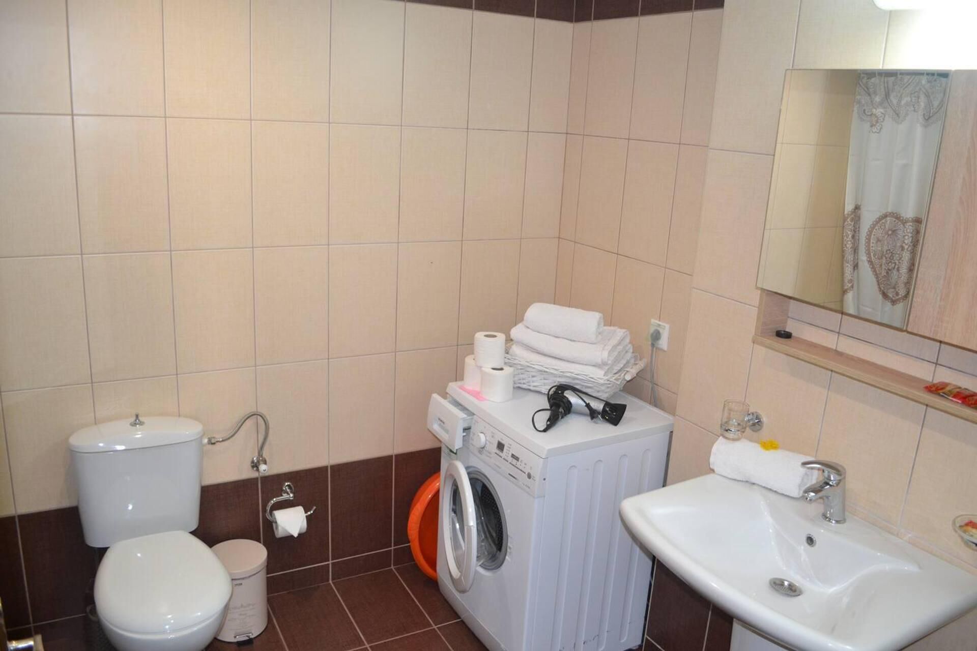 Huis | Badkamer | Een aparte badkuip en douche, een diep bad, een haardroger, handdoeken