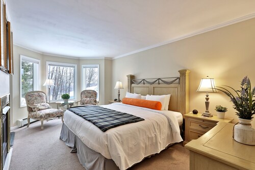 The Birch Ridge: European Room #8 - King Suite in Killington, Vermont. Hot Tub.