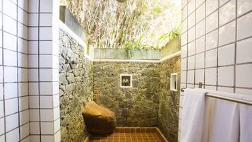 Serviettes fournies, savon, shampoing, papier toilette