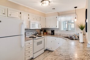 Fridge, microwave, stovetop, dishwasher