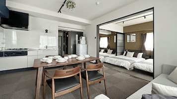 Familieleilighet, 2 soverom, ikke-røyk, byutsikt | Oppholdsområde | Flatskjerm-TV