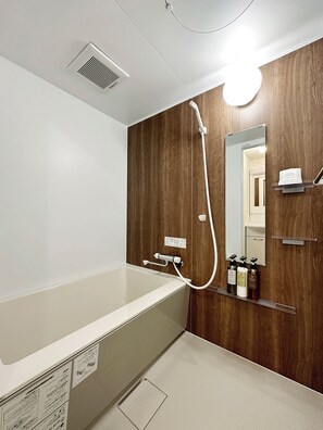 Ensemble douche/baignoire, articles de toilette gratuits, sèche-cheveux