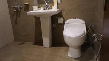 Standard Double or Twin Room | Bathroom