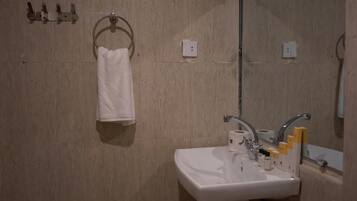 Standard Double or Twin Room | Bathroom | Towels