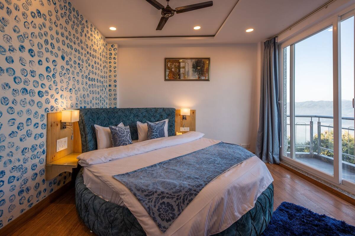 Honeymoon Suite | Desk, soundproofing, WiFi (free), individually decorated