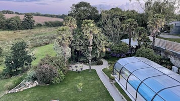 Una piscina al aire libre de temporada, sillones reclinables de piscina
